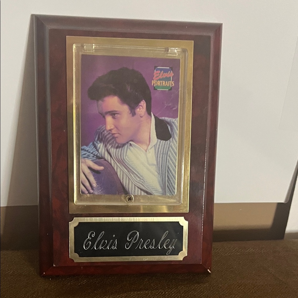😀Elvis Presley Portrait Plaque 1993 collectors card